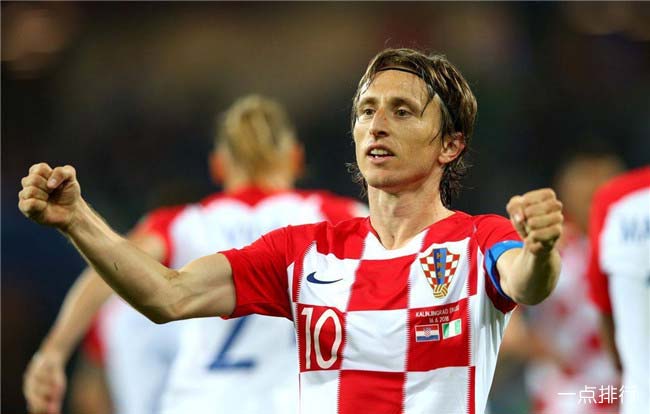 比朔夫：更喜欢踢左后卫还是中场？都喜欢