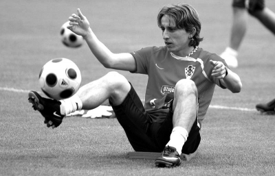 胜同曦发布会！邱彪仍在不满防守，直指高诗岩带伤+于德豪回暖！